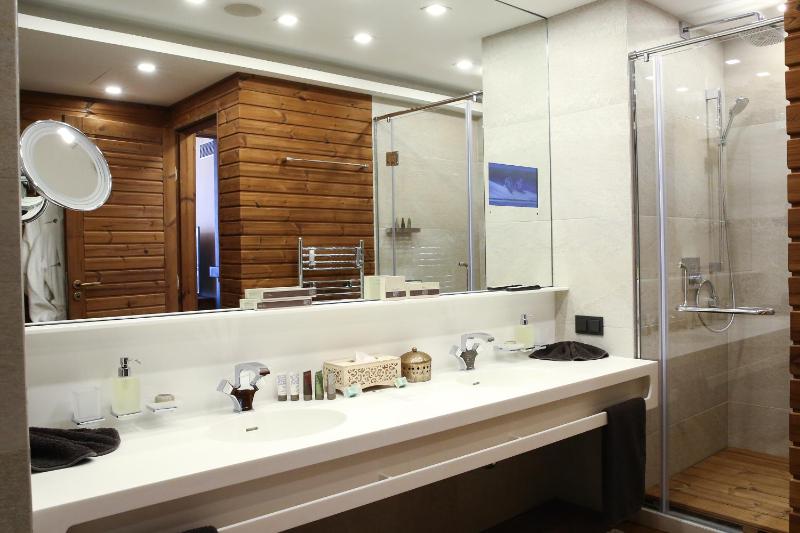 Presidential One-Bedroom Apartment (2 Adults + 2 Children) image 4