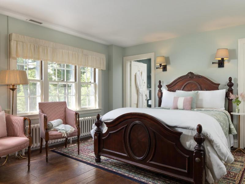 Queen Room with Fireplace - John Lloyd image 1
