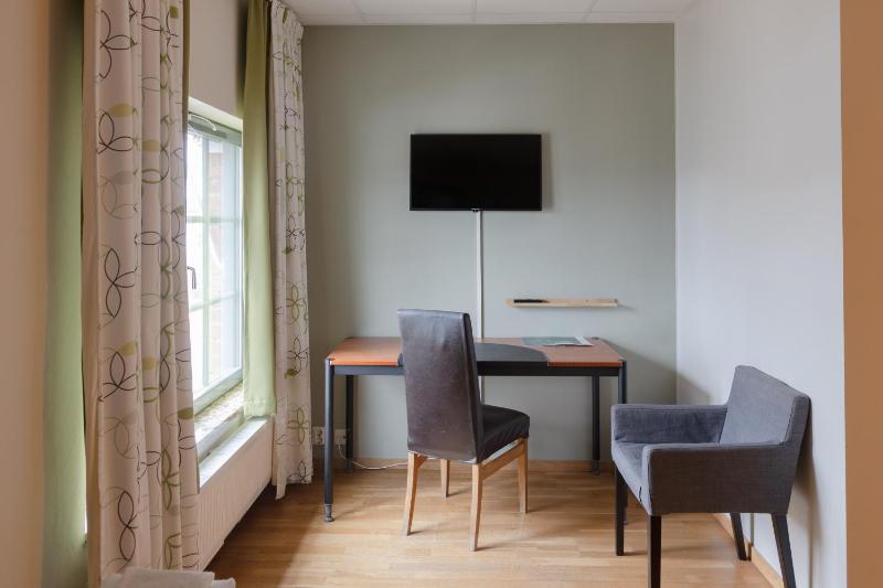 Standard Twin Room image 4