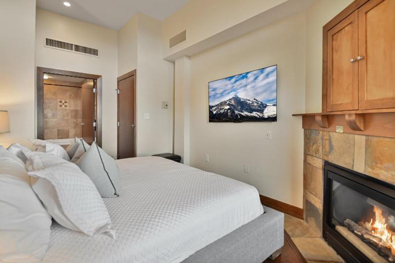 Superior Ski In Ski out Top floor Penthouse Pool Hot Tubs Conde Nast Forbes Award Winner C411 - image 3