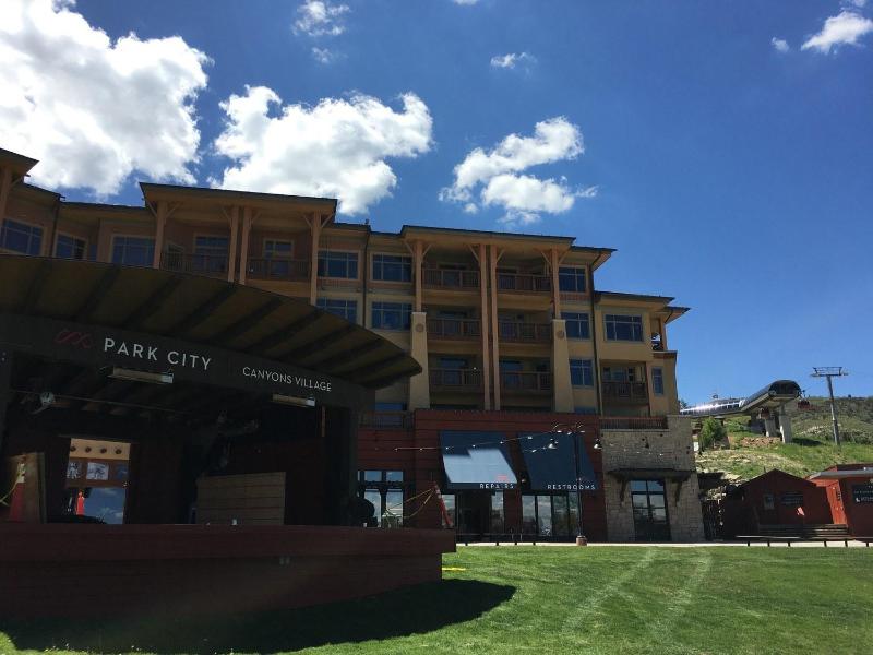 Superior Ski In Ski out Top floor Penthouse Pool Hot Tubs Conde Nast Forbes Award Winner C411 - image 8