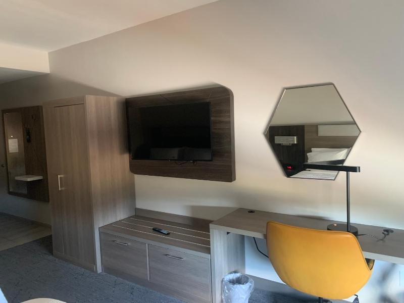 Standard King Room image 2