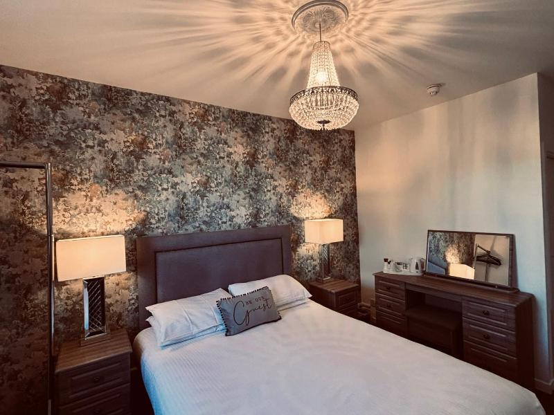 Single Room with Bathroom image 3