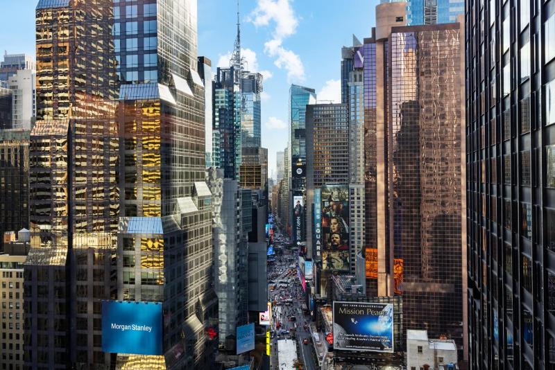 Social Premier Times Square King -Ball Drop View image 1