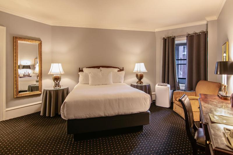 Classico Guestroom  image 2