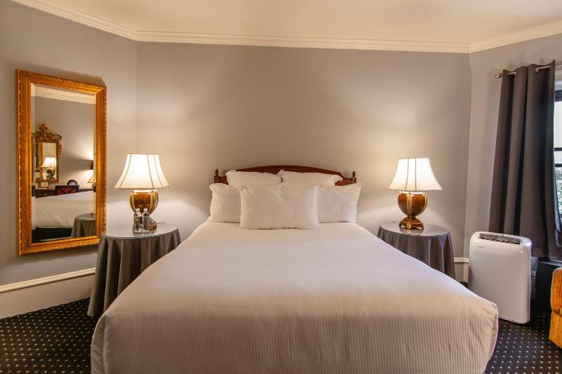 Classico Guestroom  image 3
