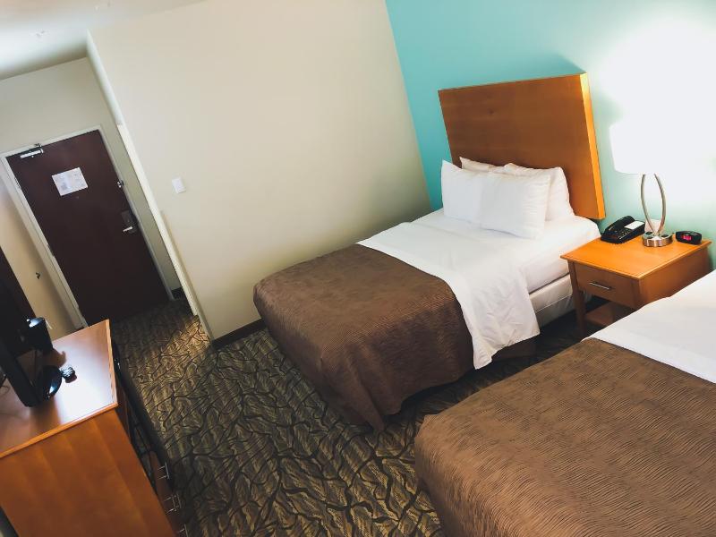 Queen Room with Two Queen Beds - Non-Smoking image 2