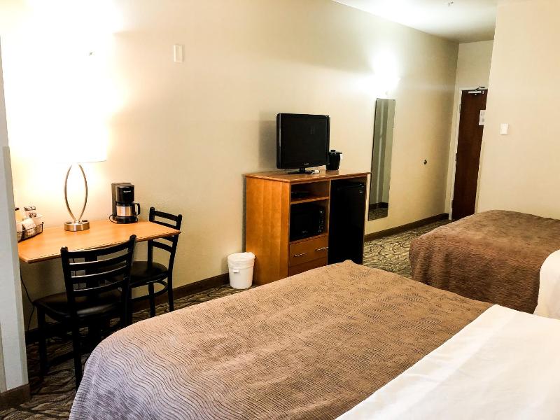 Queen Room with Two Queen Beds - Non-Smoking image 3