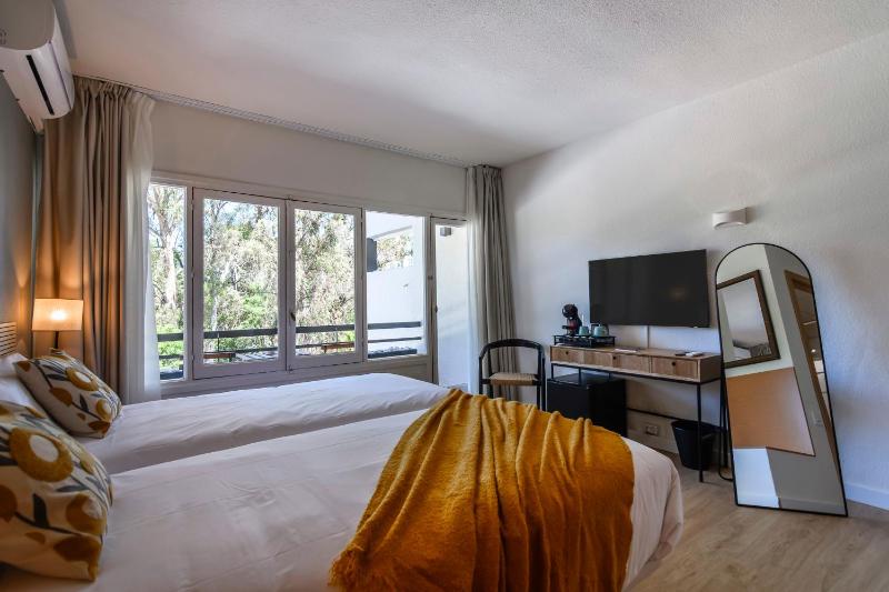 Triple Room with Balcony image 3