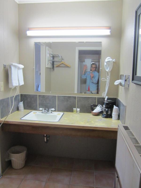 Queen Room with Two Queen Beds - Non-Smoking image 4