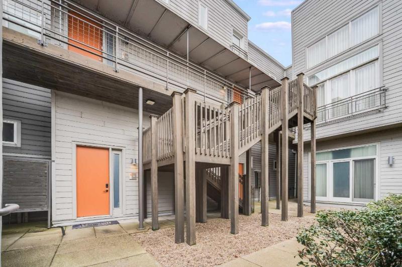 Chic Modern Condo in the Vibrant NuLu District - image 9