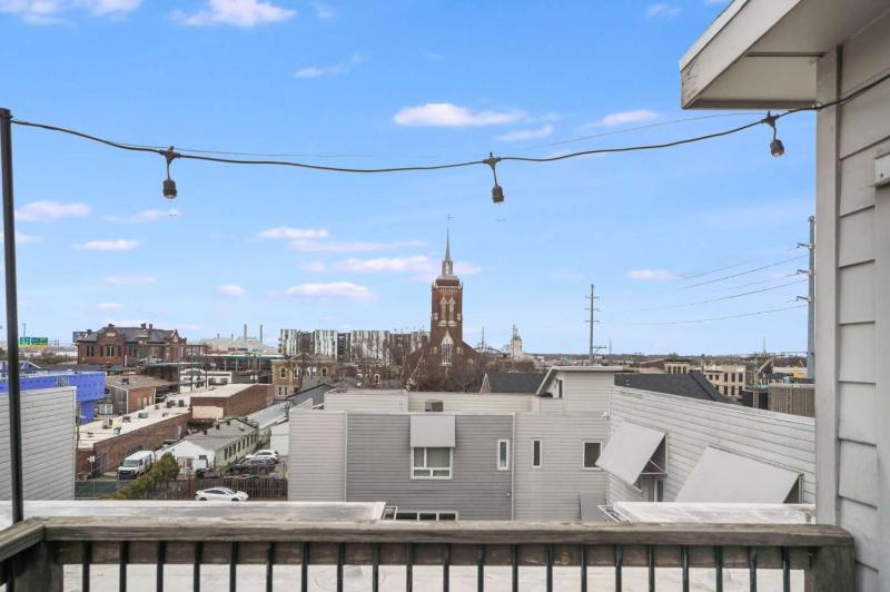 Chic Modern Condo in the Vibrant NuLu District - image 8