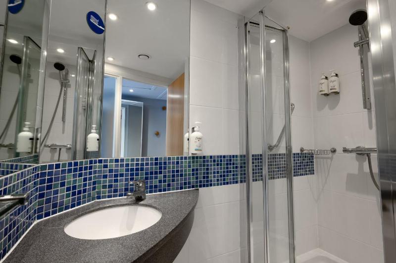 Standard Queen Room with Sofa Bed and Free Hot Breakfast image 3