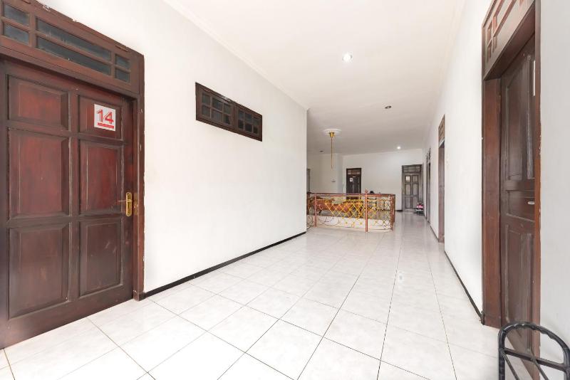 Reddoorz at Ciliwung Guest House Syariah - image 14