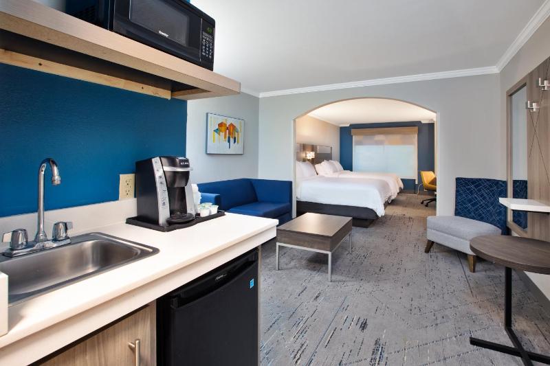 Queen Suite with Two Queen Beds image 3