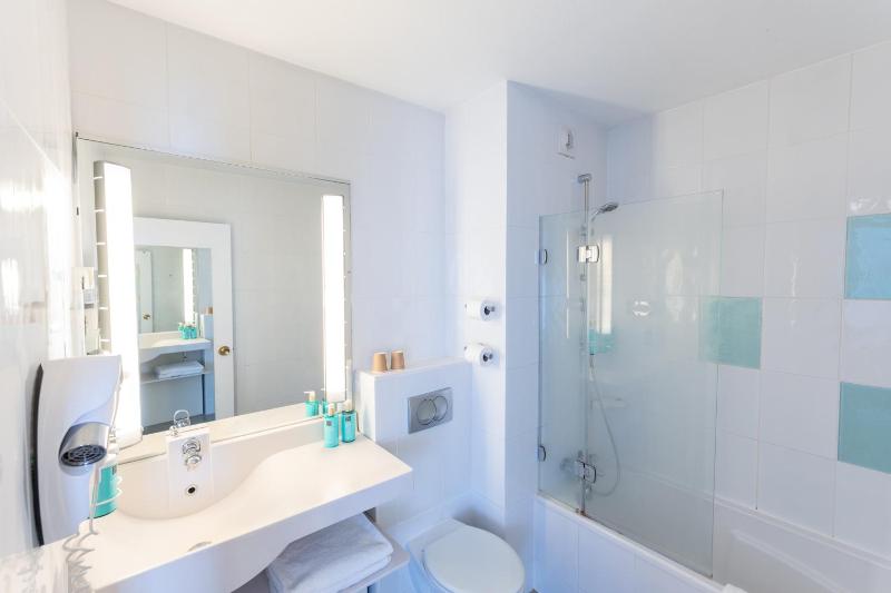 Superior Double Room image 3