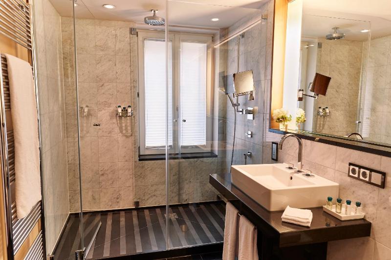 Signature Deluxe Room image 1