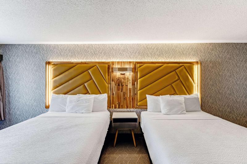 Queen Room with Two Queen Beds - Pet Friendly/Non-Smoking image 1