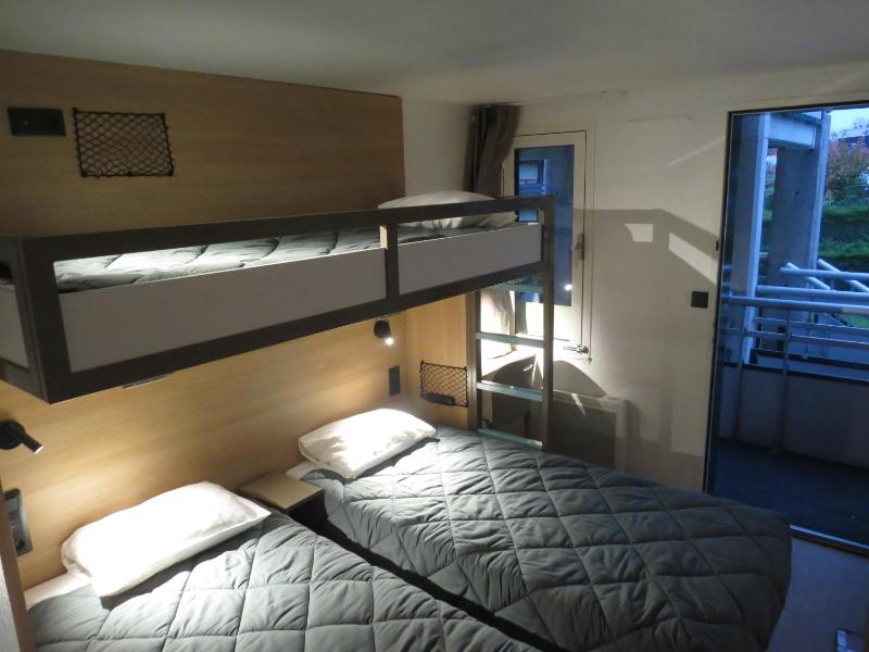 Triple Room - 2 Single Beds 1 Bunked Bed image 2