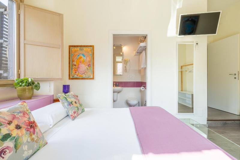 Deluxe Double or Twin Room with City View image 3