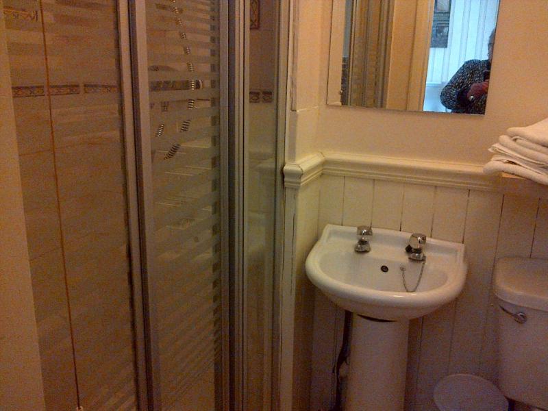 Twin Room image 2