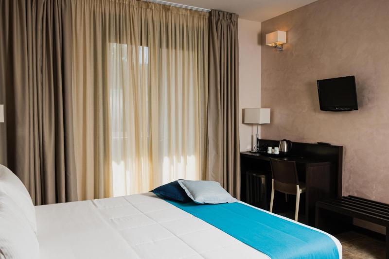 Standard Double Room image 3