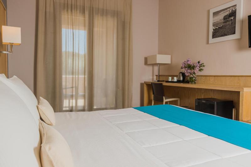 Superior Triple Room image 4