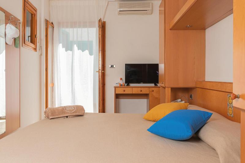 Standard Double Room image 4
