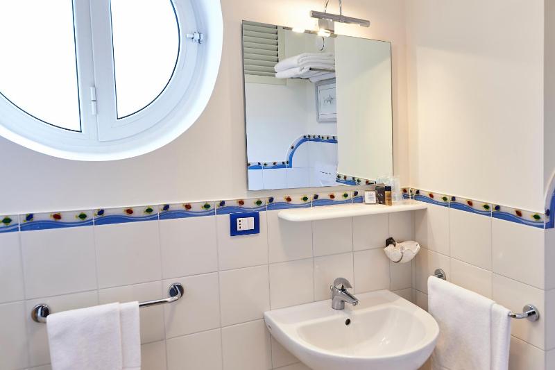 Classic Quadruple Room image 2