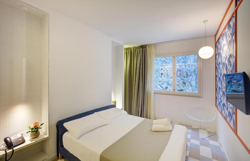 Standard Double Room image 3