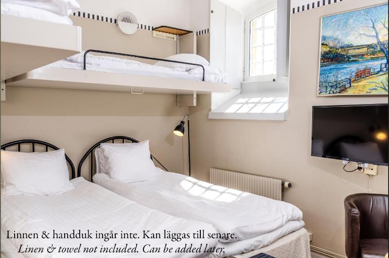 Quadruple Room with Private Bathroom image 3