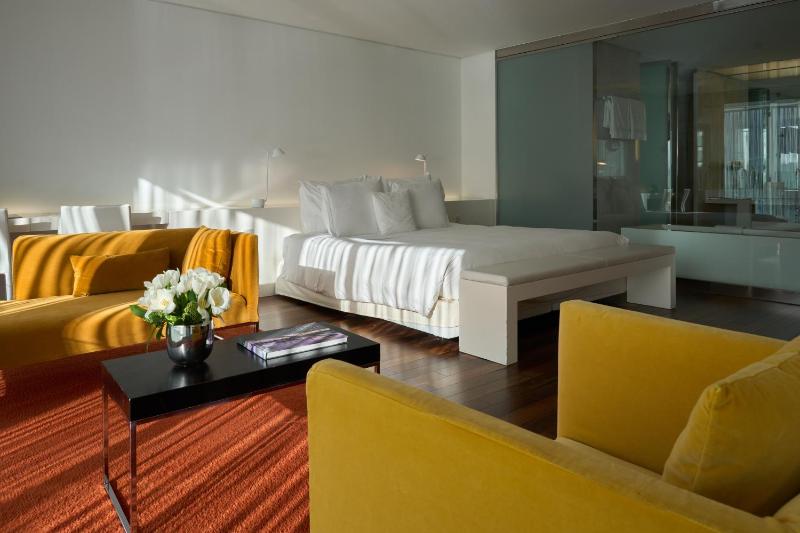 Deluxe Double Room with Balcony image 1