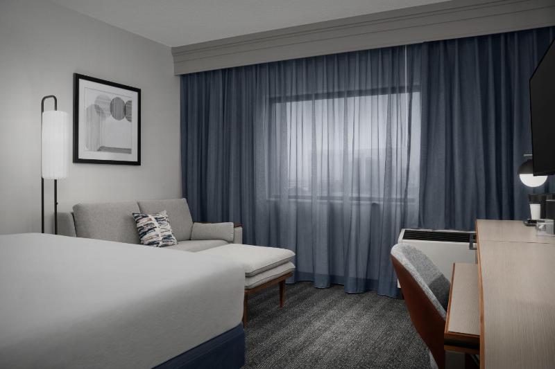 Standard King Room with Sofa Bed - Mobility Accessible with Tub image 4