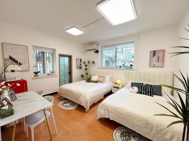 LuoMa - Bright Twin-Bed Room in Historic Shanghai Lane House - image 16