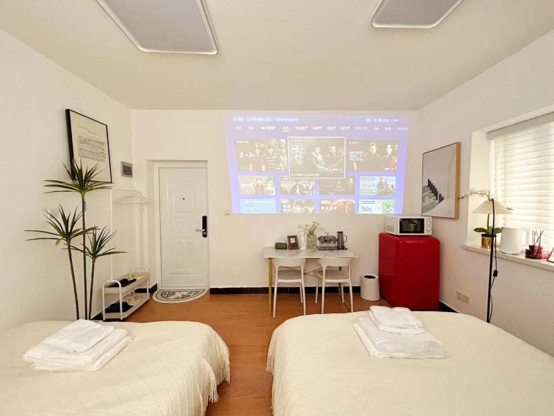 LuoMa - Bright Twin-Bed Room in Historic Shanghai Lane House - image 6