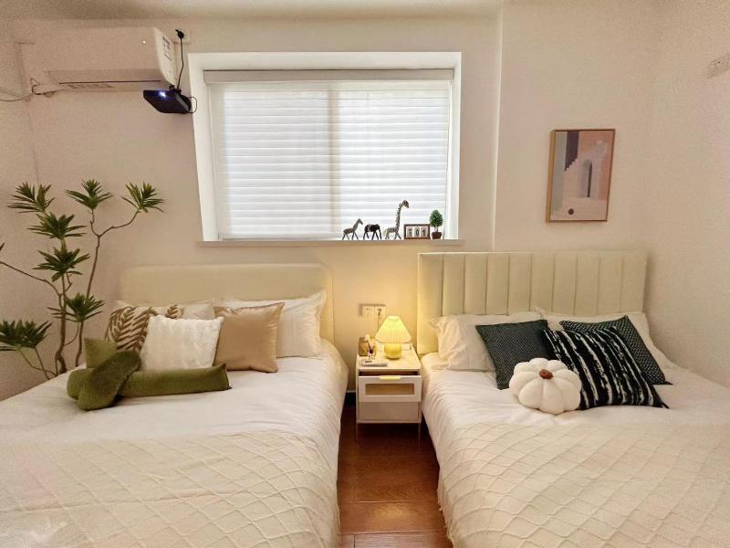 LuoMa - Bright Twin-Bed Room in Historic Shanghai Lane House - image 12