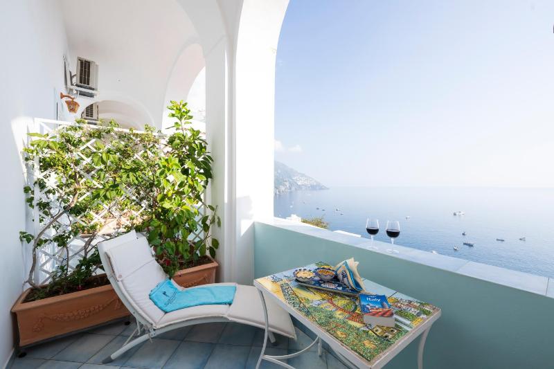 Deluxe Double or Twin Room with Sea View image 4