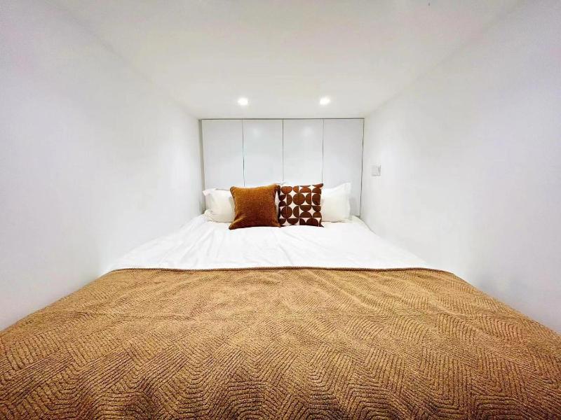 HuaJian - Stylish Duplex Loft - image 6