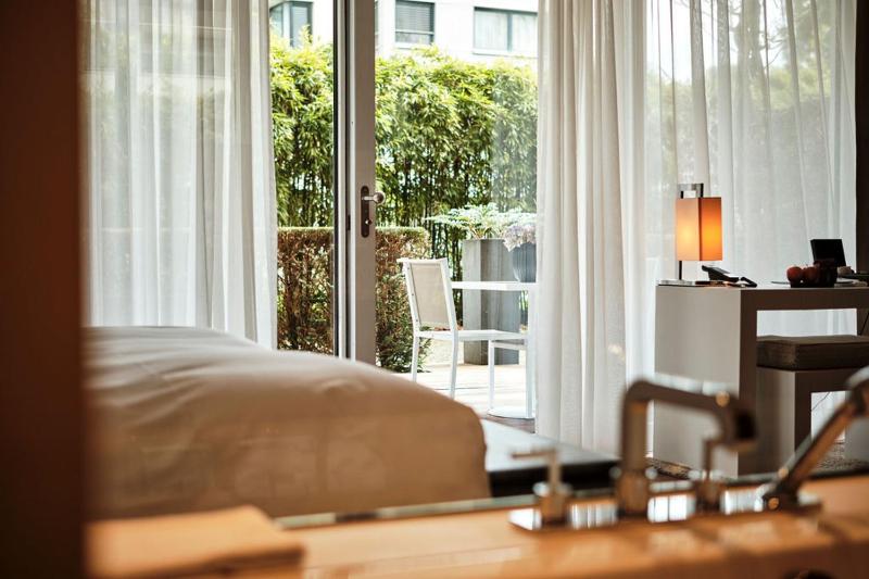 Standard Room with Garden view image 4