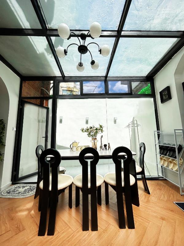 ZhiLan - Sunlit Elegant Loft with Glass Skylight - image 11