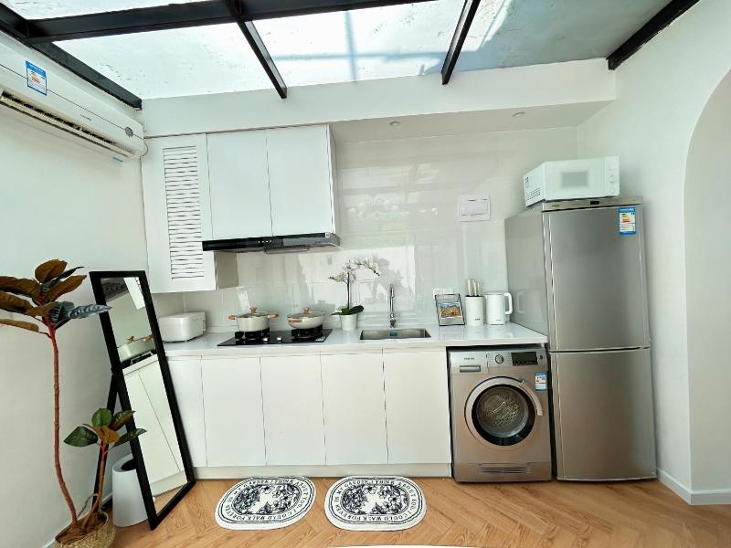 ZhiLan - Sunlit Elegant Loft with Glass Skylight - image 9