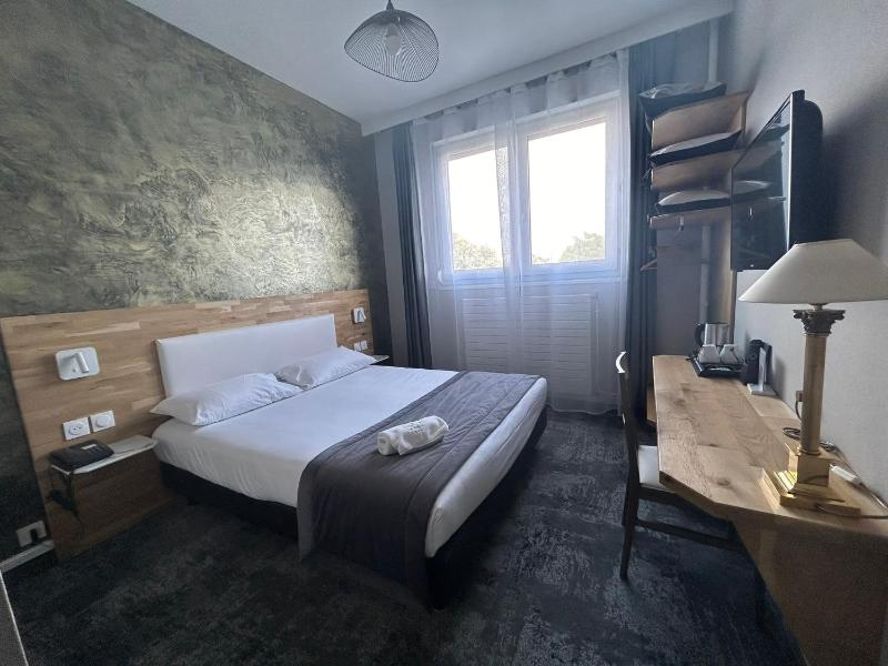 Brit Hotel Privilège Le Royal - Centre Gare - image 32