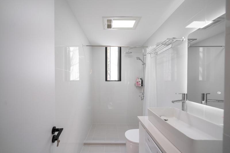 HeHuan - Airy Elegant Lane House with Living Room Projector - image 2