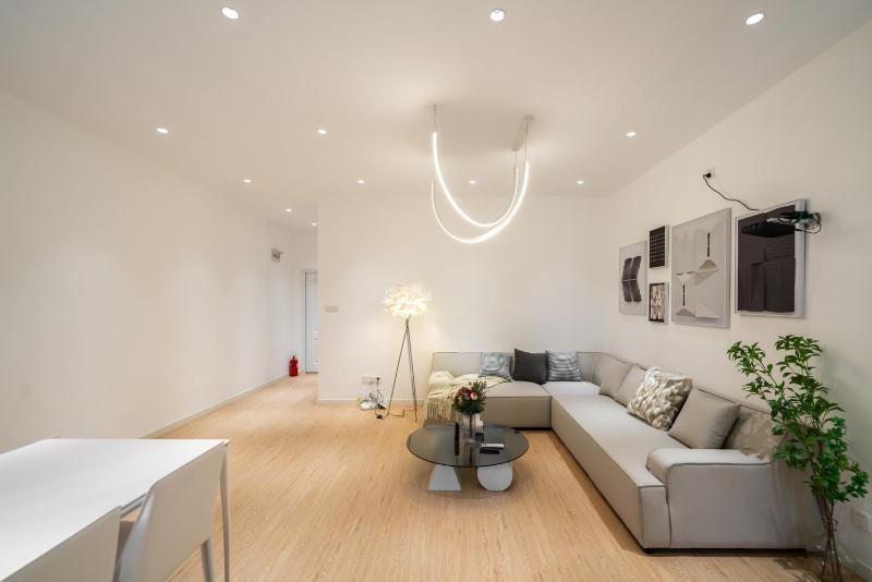 HeHuan - Airy Elegant Lane House with Living Room Projector - image 11
