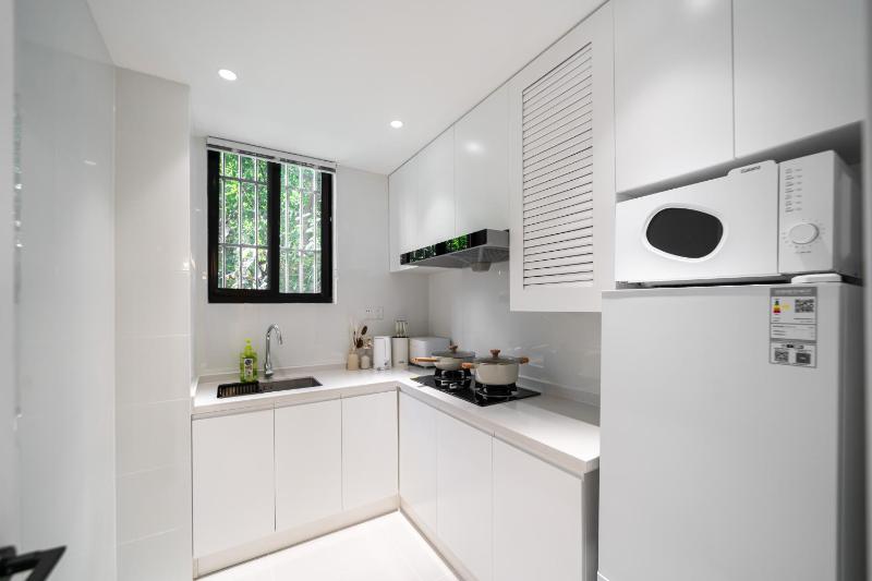 HeHuan - Airy Elegant Lane House with Living Room Projector - image 13