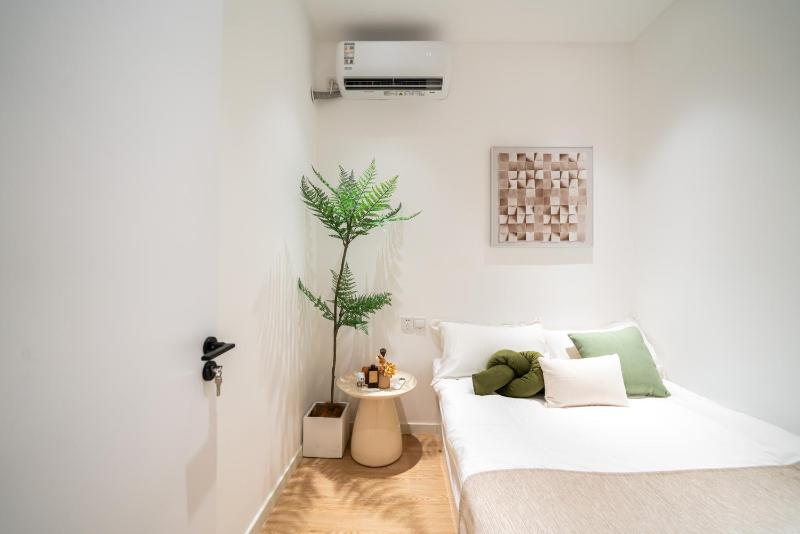 HeHuan - Airy Elegant Lane House with Living Room Projector - image 3