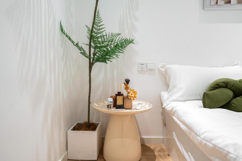 HeHuan - Airy Elegant Lane House with Living Room Projector - image 9
