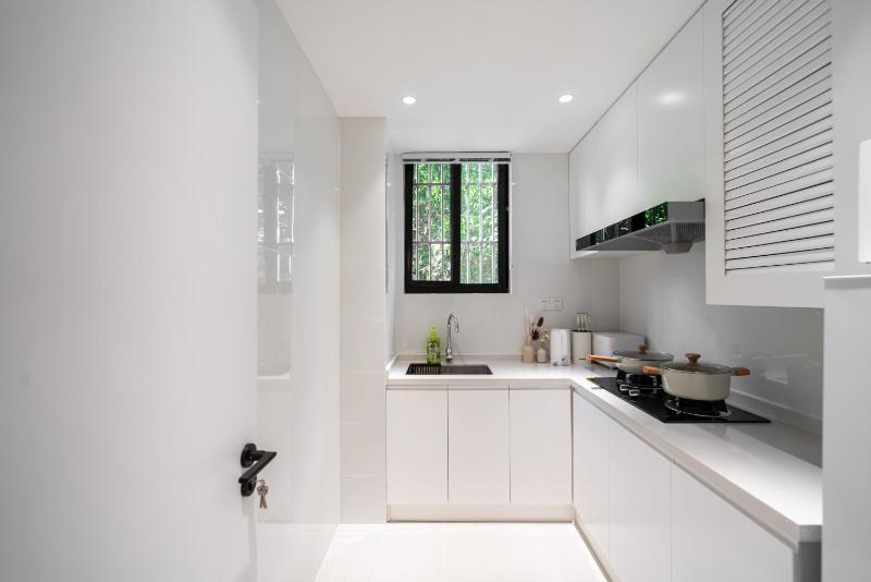HeHuan - Airy Elegant Lane House with Living Room Projector - image 16