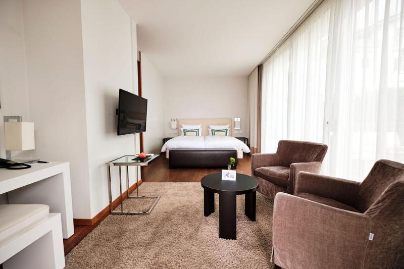 Deluxe Room with Direct lake view image 1