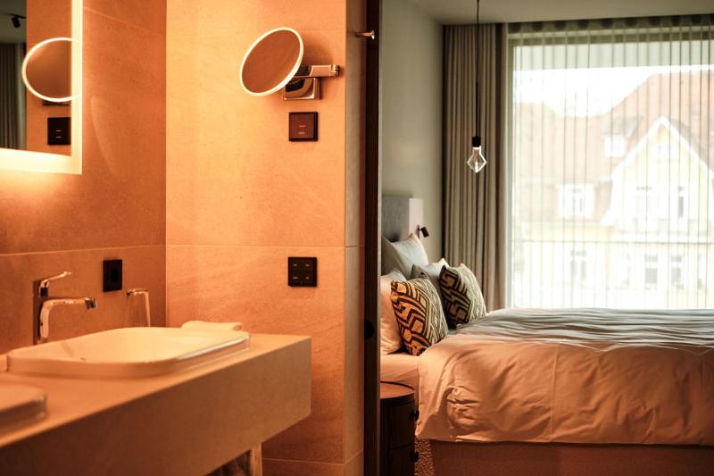 Comfort Room with Urban view image 3